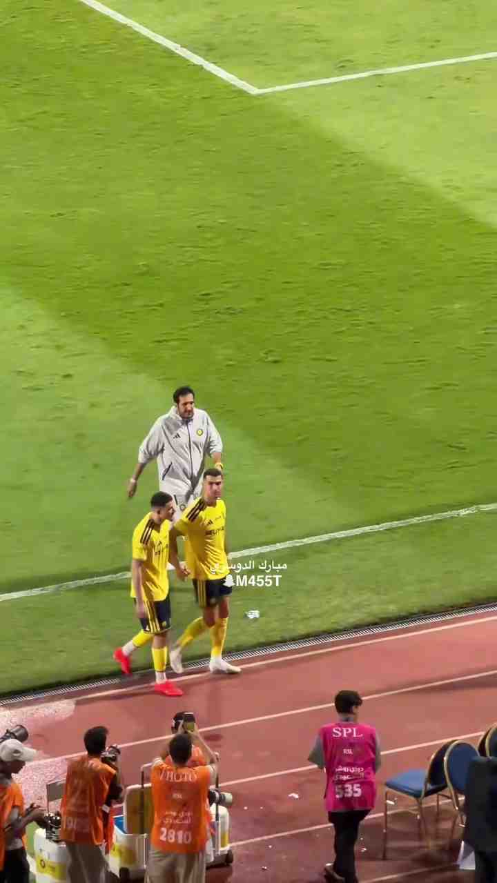 老大哥！C罗赛后邀请队友一起参加MVP合影，并且将奖杯让给队友